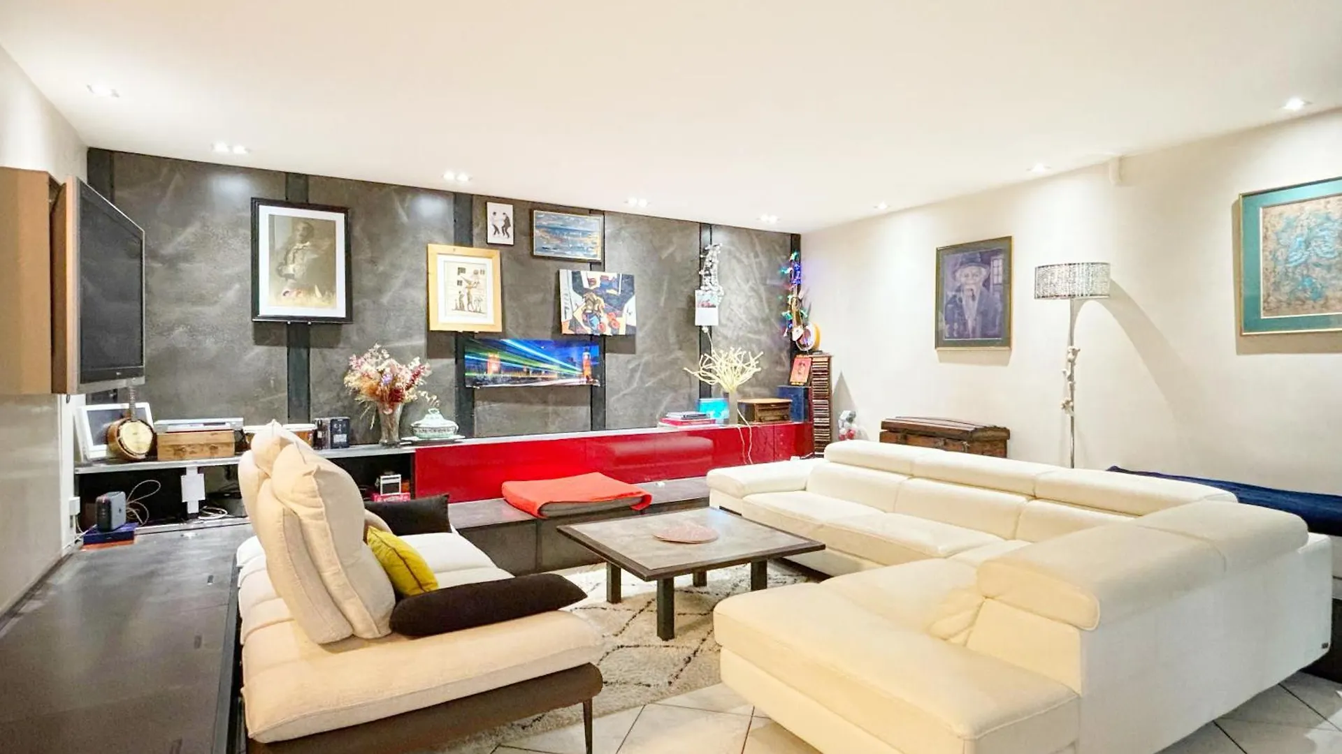 Grand Appartement Avec Jardin Privatif A Paris 0*,  France