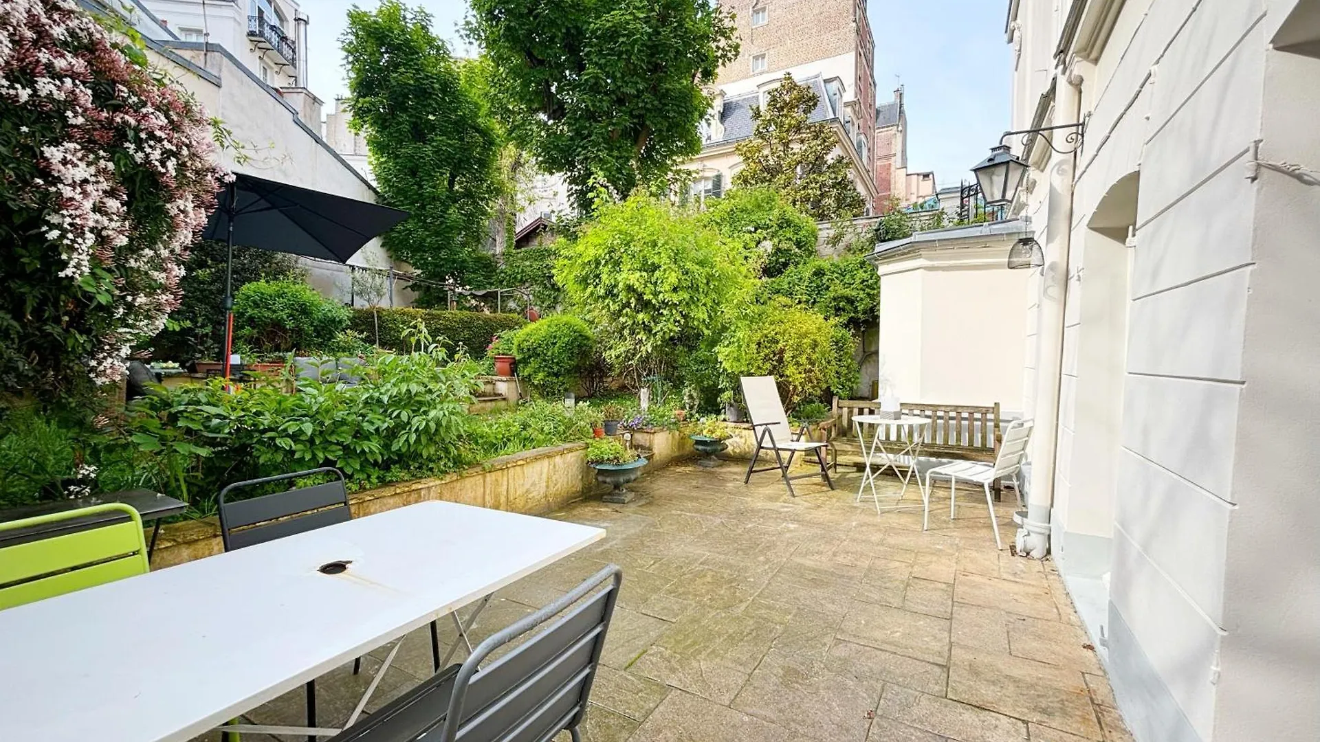 Grand Appartement Avec Jardin Privatif A Paris 0*,  France