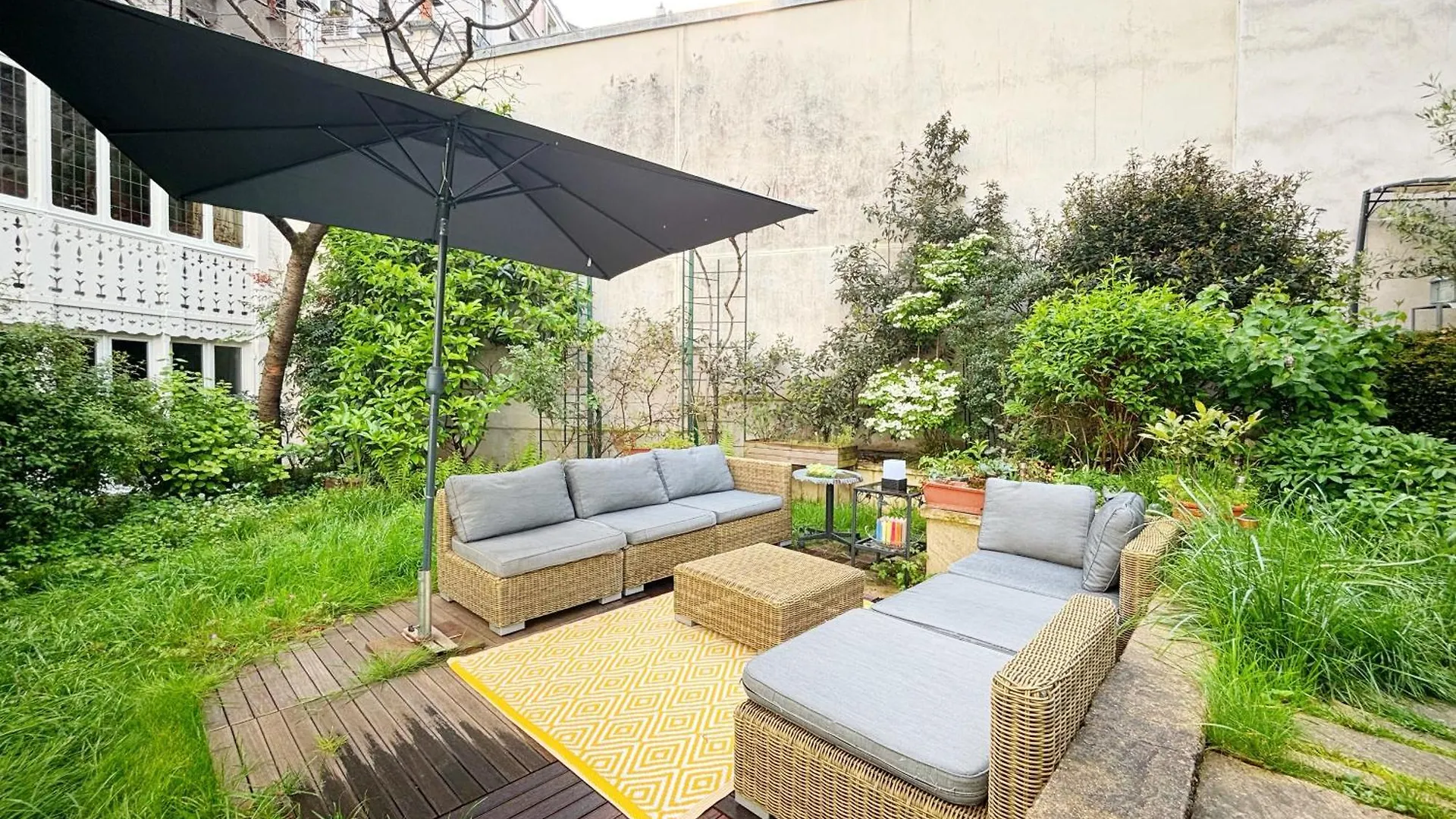 Apartment Grand Appartement Avec Jardin Privatif A Paris France