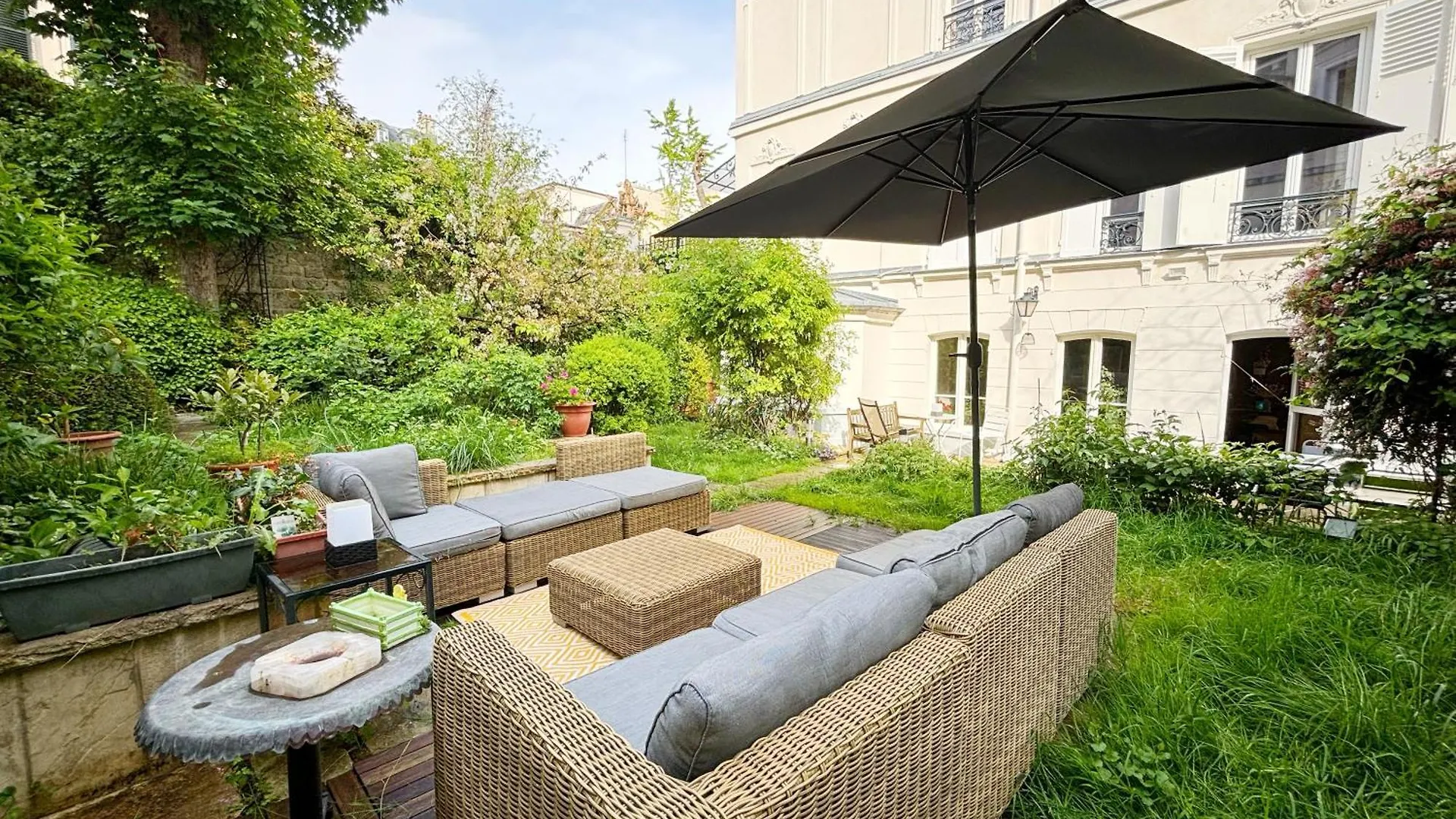 Apartment Grand Appartement Avec Jardin Privatif A Paris